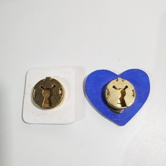 Vintage set of 2 wooden handpainted teacher button covers - Picture 4 of 5